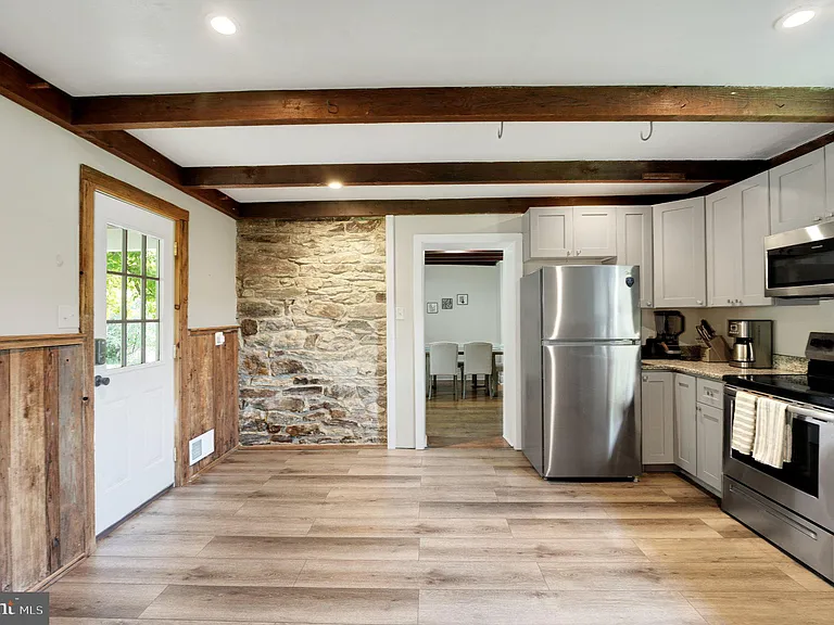 211 Gale Ln — Photo 10