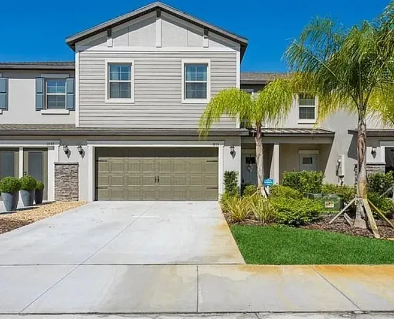 3 bed, 2.5 bath, 2319 sqft, $2,395 — Photo 1