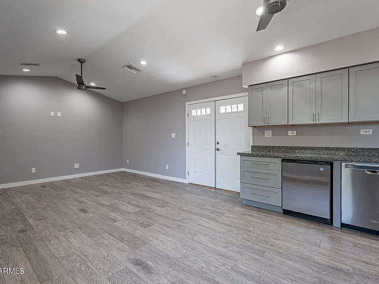 523 N Pasadena #B — Photo 1