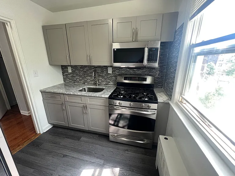 151 S Munn Ave — Photo 2