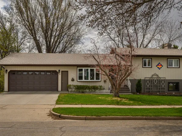 2009 Grimsrud Dr, Bismarck, ND 58501