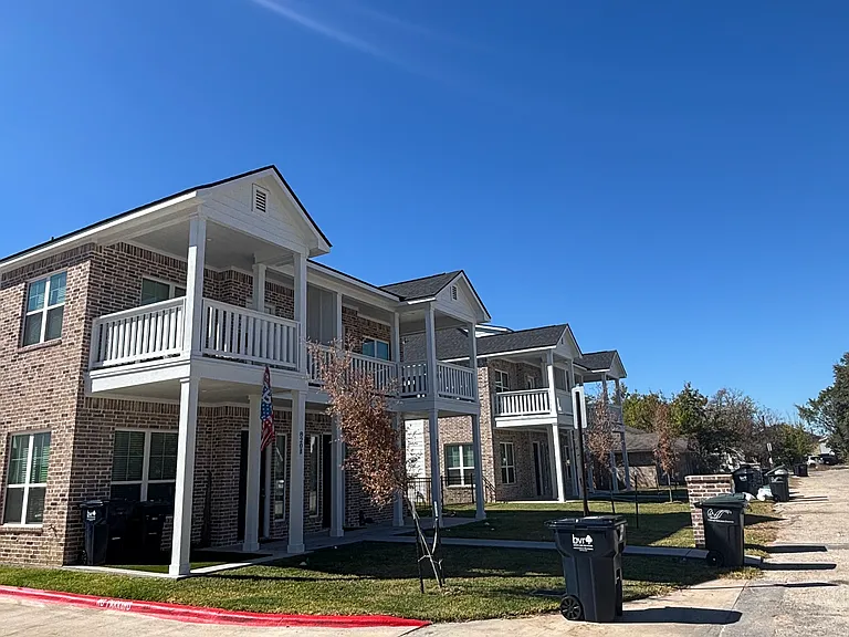 822 Avenue A — Photo 22