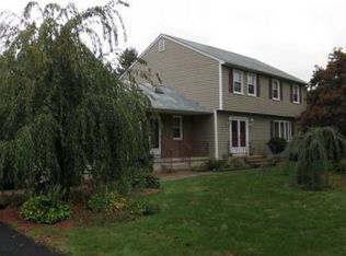 3 Crest Dr, Cromwell, CT 06416