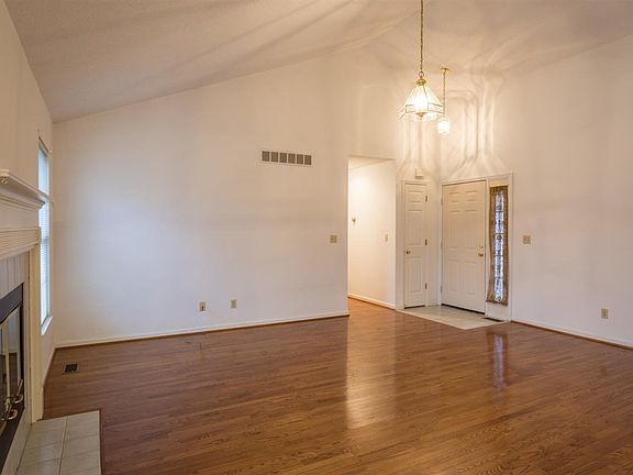2nd image of 624 W Glen Arbor Way