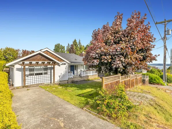 1154 Finlay St, White Rock, BC V4B 4K8