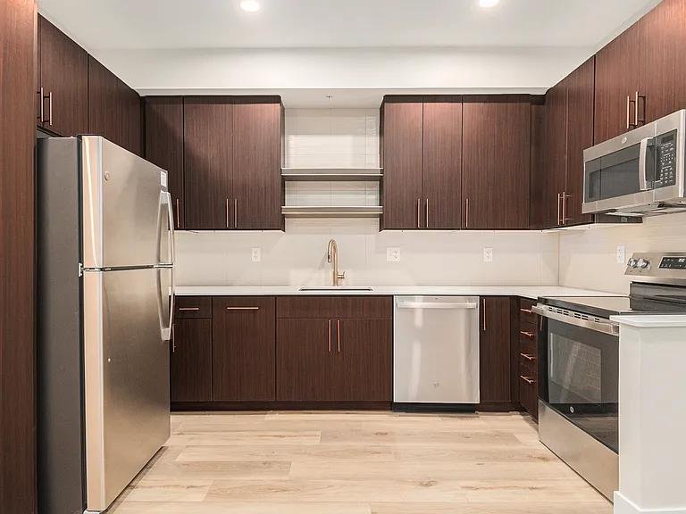 300 E 13th St — Photo 5