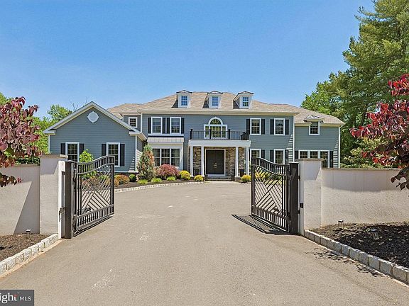 2nd image of 215 Elm Rd