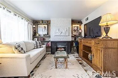 3 bed, 1075 sqft, $3,100 — Photo 3