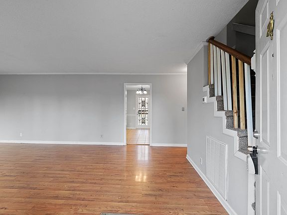 5th image of 125 Mossland Dr