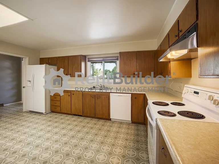 6504 Loftus Ave NE — Photo 10