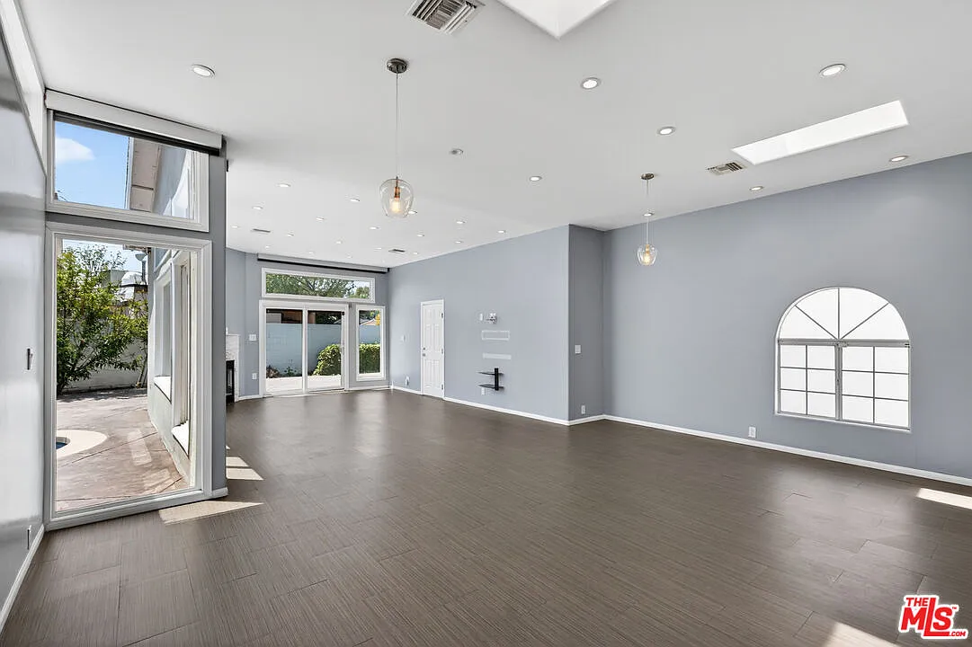 5 bed, 3.5 bath, 2442 sqft, $6,000 — Photo 2