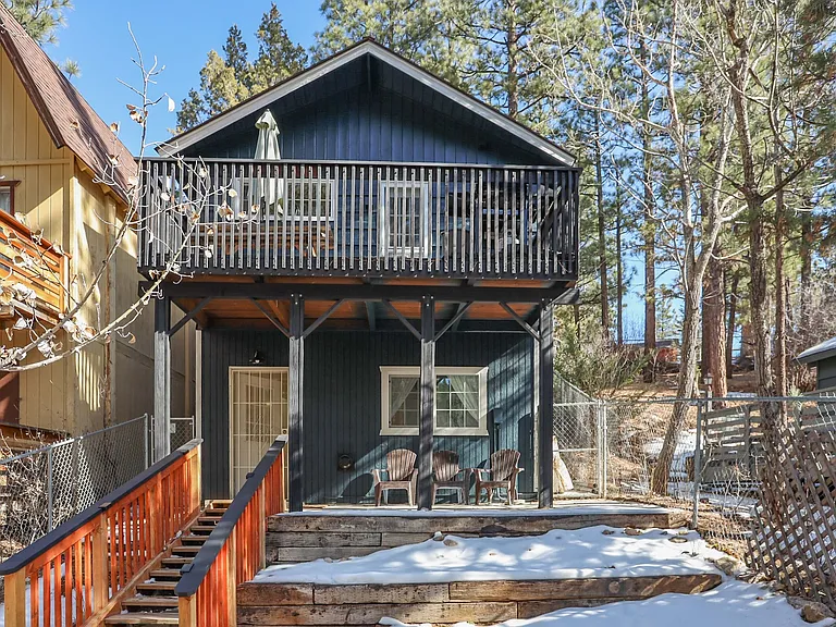 325 Hilltop Ln — Photo 1