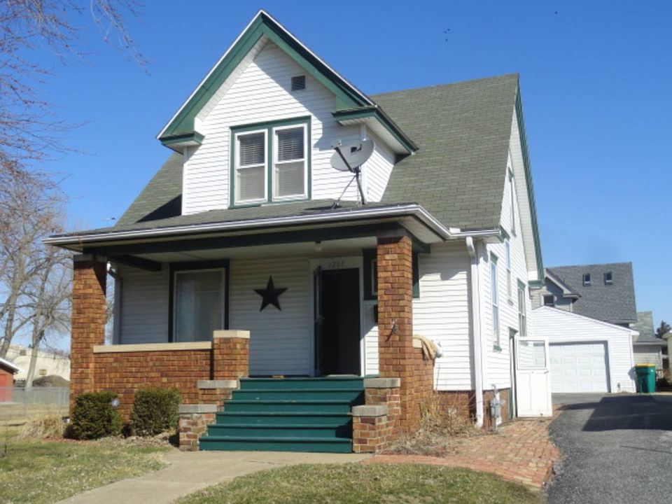1st image of 1207 E Grove St