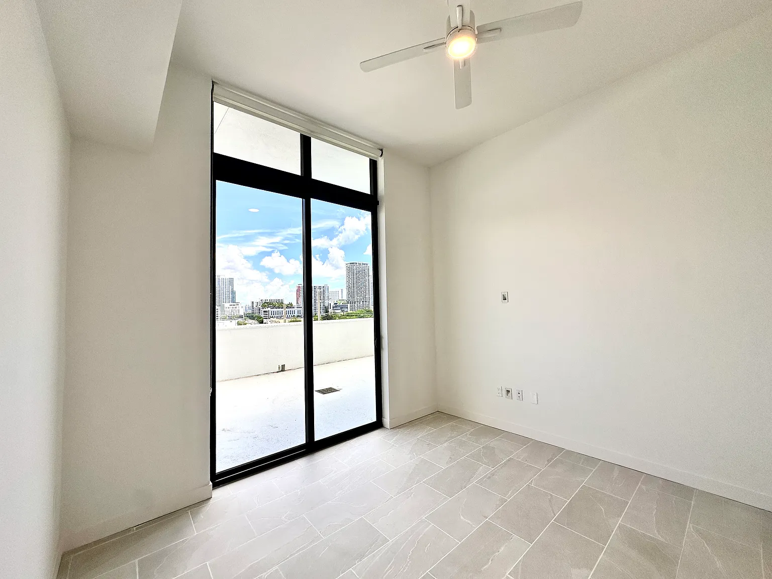 2 bed, 976 sqft, $3,199 — Photo 4