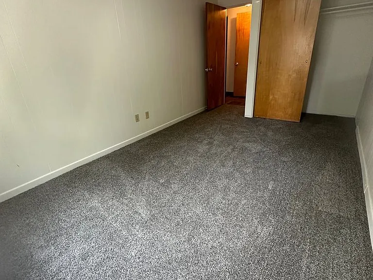Yellowstone Apartments — Photo 11