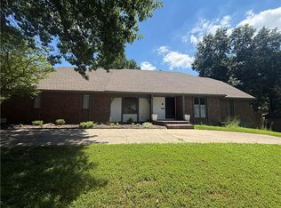 205 NW Hillcrest Ln, Lees Summit, MO 64063