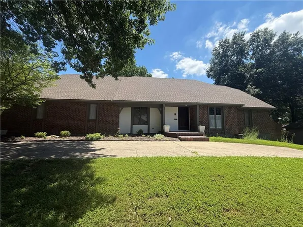 205 NW Hillcrest Ln, Lees Summit, MO 64063
