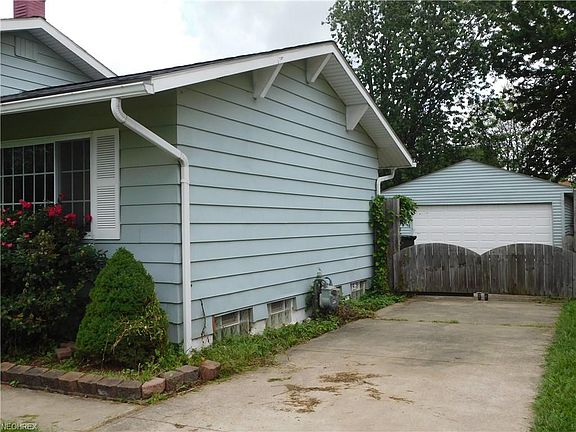 3rd image of 823 West Dr