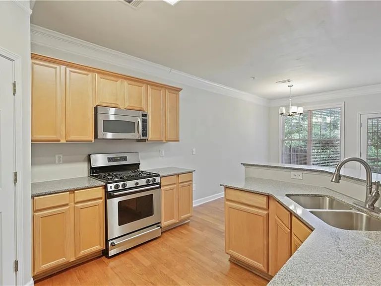720 Surrey Park Pl SE — Photo 10
