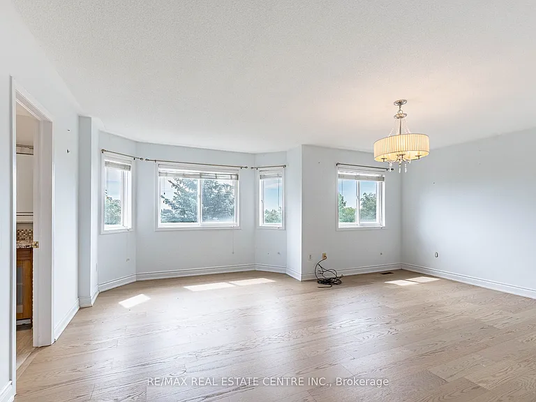 3339 Crompton Cres — Photo 23