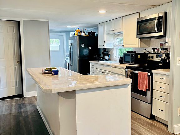 4th image of 220 Tropic Dr