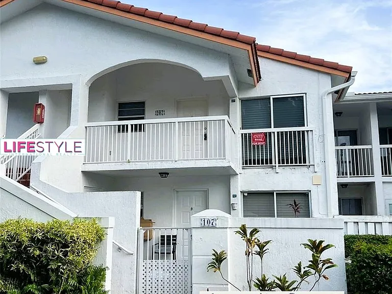15315 SW 76th Ter — Photo 1