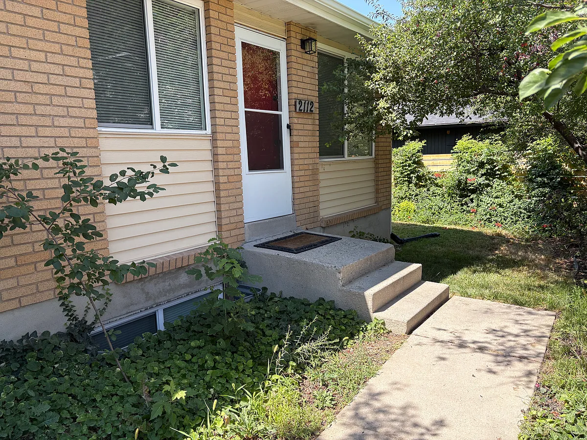 Building Photo - 2112 E Donegal Cir