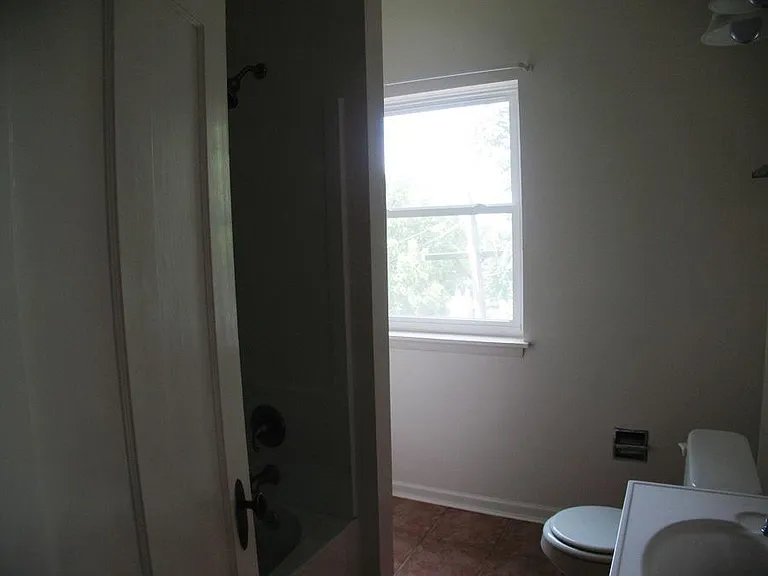 914 W Moss Ave #F — Photo 11