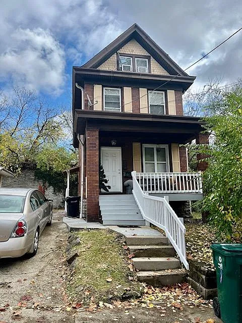 6 bed, 2500 sqft, $4,650 — Photo 1