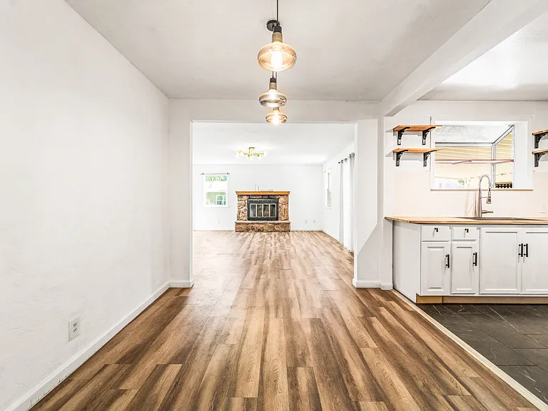 560 Russell St — Photo 7