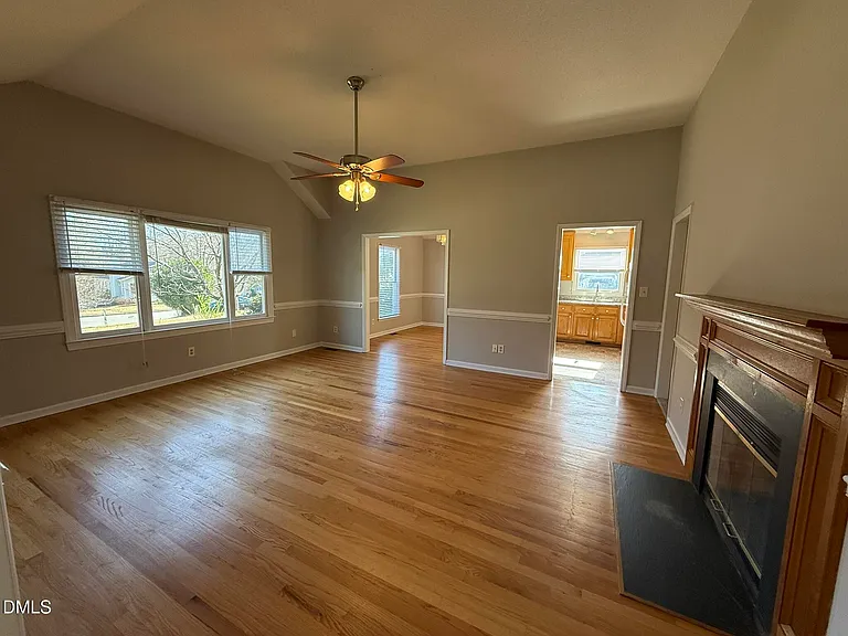 405 Avent Cir — Photo 4