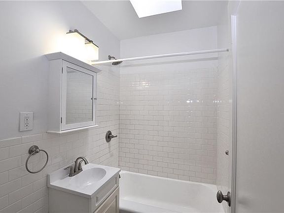 4th image of 312-320 W 23rd St #4E