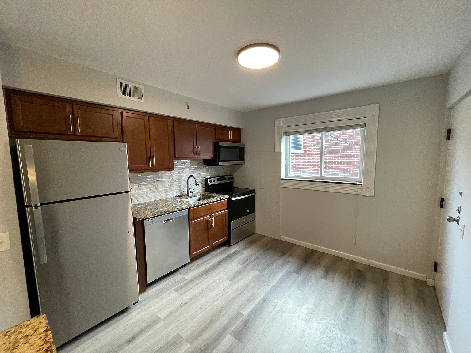 2 bed, 900 sqft, $1,195 — Photo 2