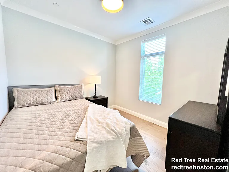 142 Pleasant St #4 — Photo 8