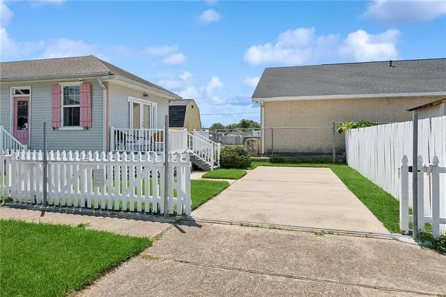 606 De Armas St — Photo 22