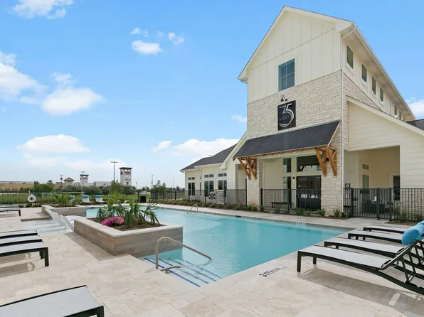 35 West at Champions Circle Apartments