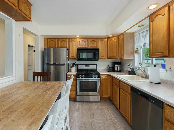 3rd image of 22427 Doremus St