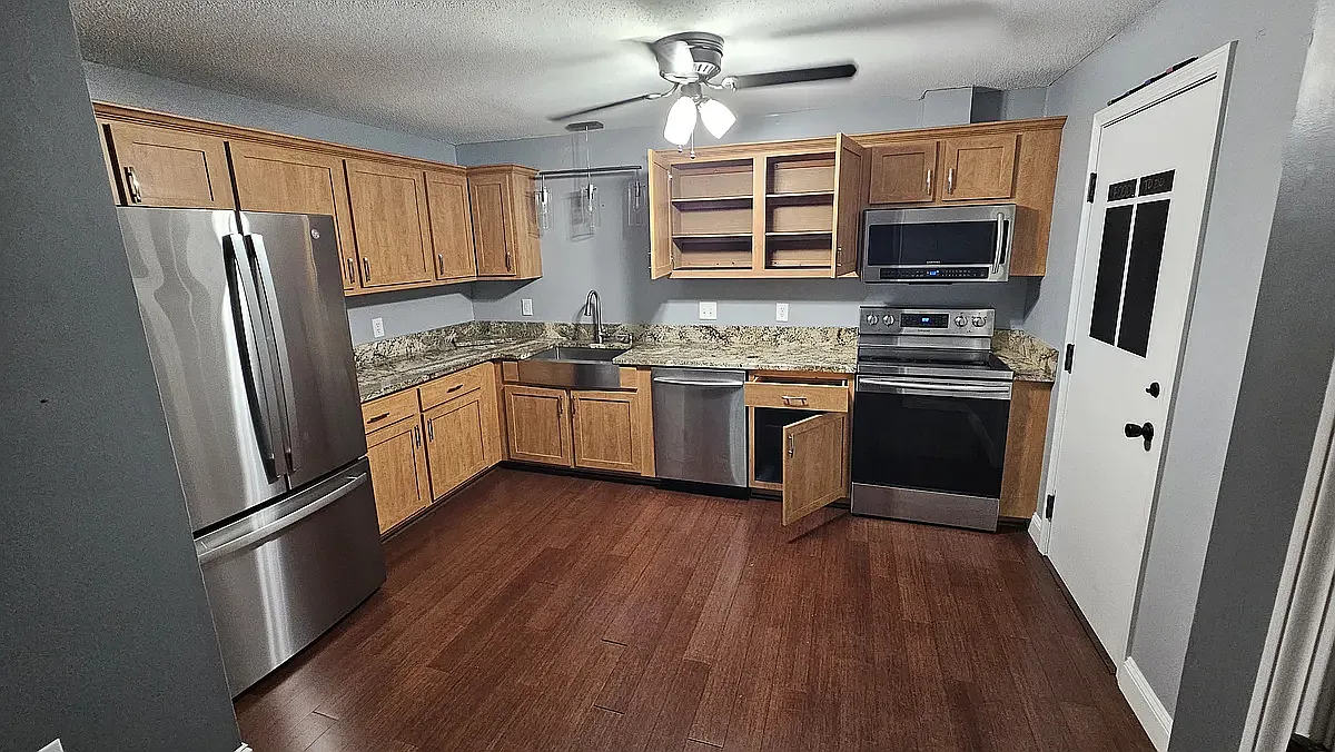 2 bed, 810 sqft, $2,400 — Photo 2