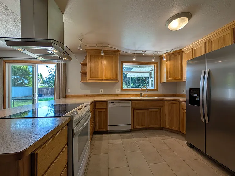 2425 Leyton Ln — Photo 7