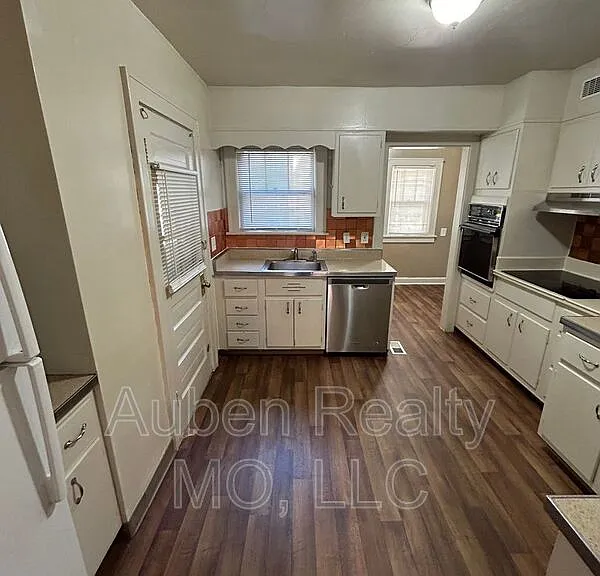 5446 Charlotte St #1F — Photo 9