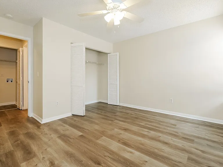 304 Lakeview Dr E — Photo 12