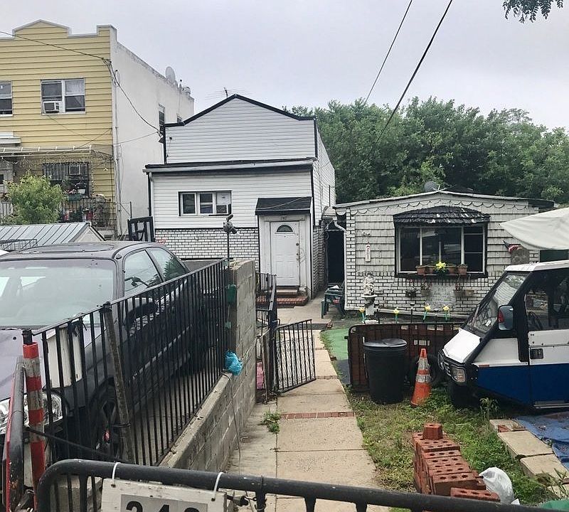 2nd image of 242 Avenue Z