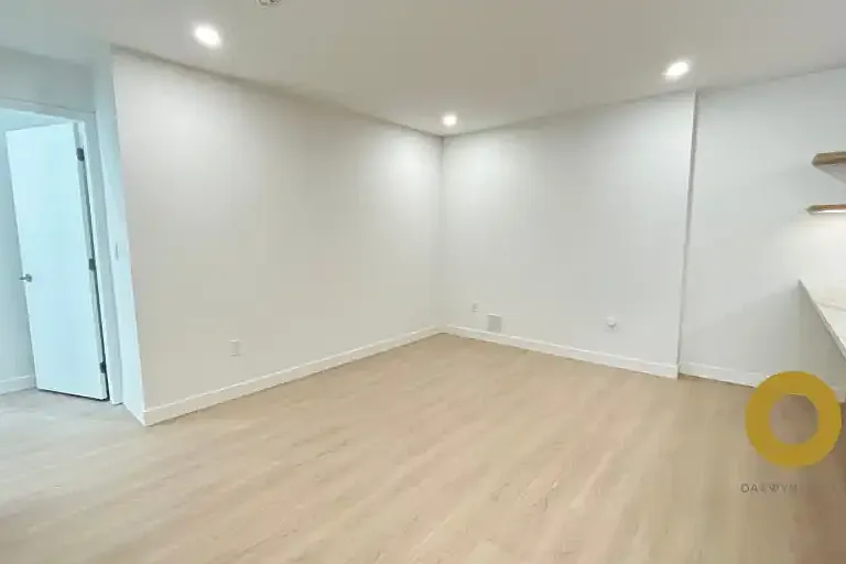 572 Verona Pl #1A — Photo 8