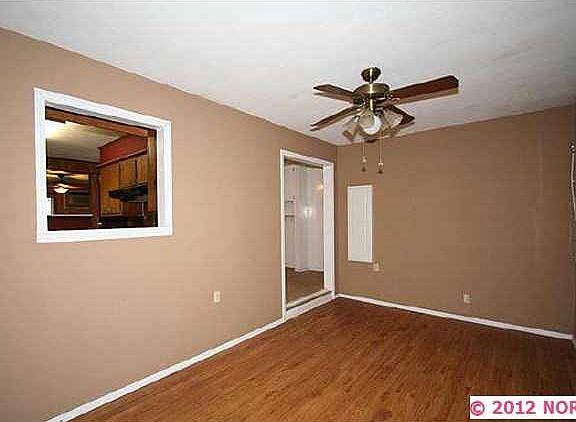 4th image of 9850 E Oak St