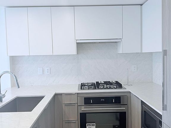 4th image of 10333 133rd St #1303