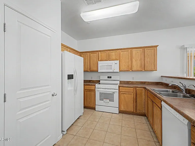 8777 W Dahlia Dr — Photo 5