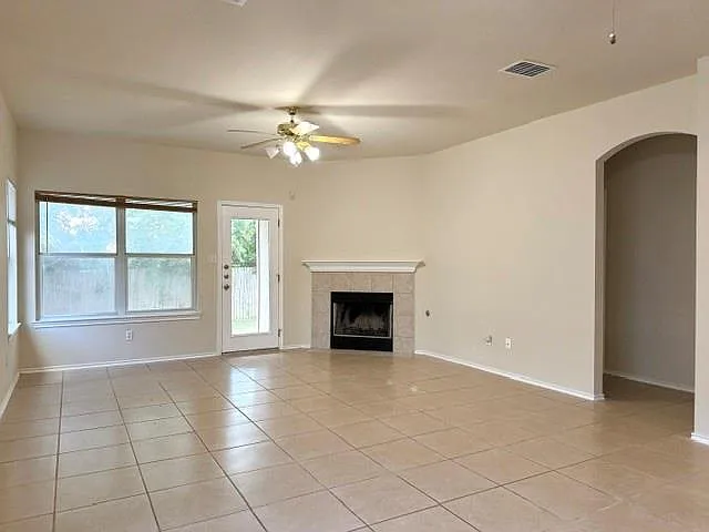 3 bed, 2.0 bath, 1606 sqft, $1,795 — Photo 4