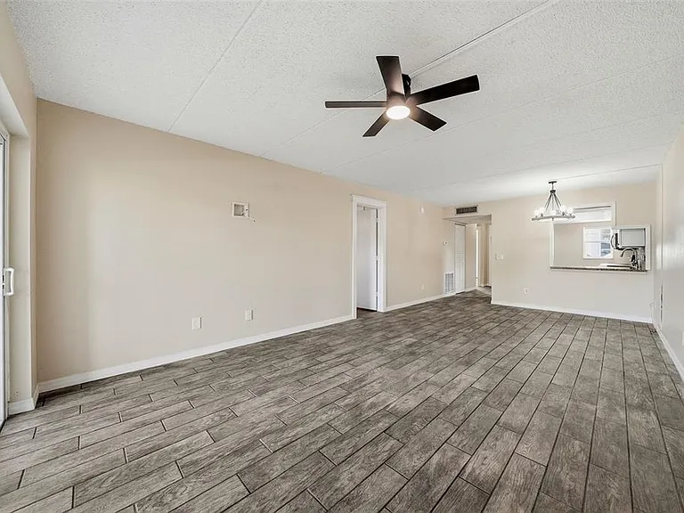 3821 N Oak Dr #J21 — Photo 6