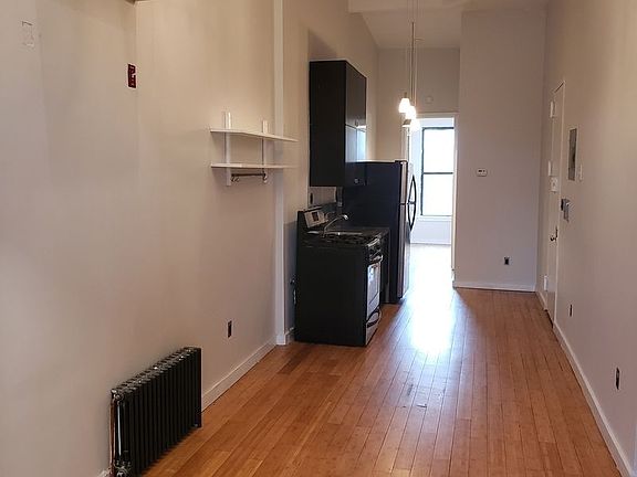4th image of 1522 Gates Ave #3B