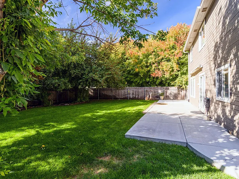 335 E Moskee St — Photo 18